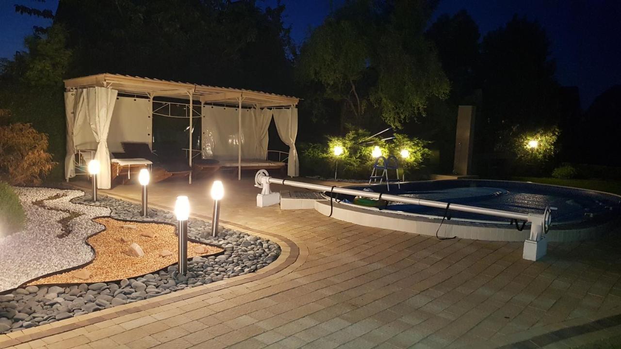 Aven'A Pokoje Goscinne Z Basenem Darlowo Luaran gambar